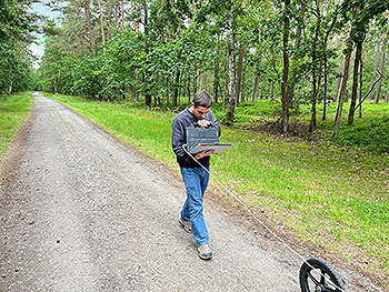 Pablo Schwarze testing a GPR device in Schillerslage.